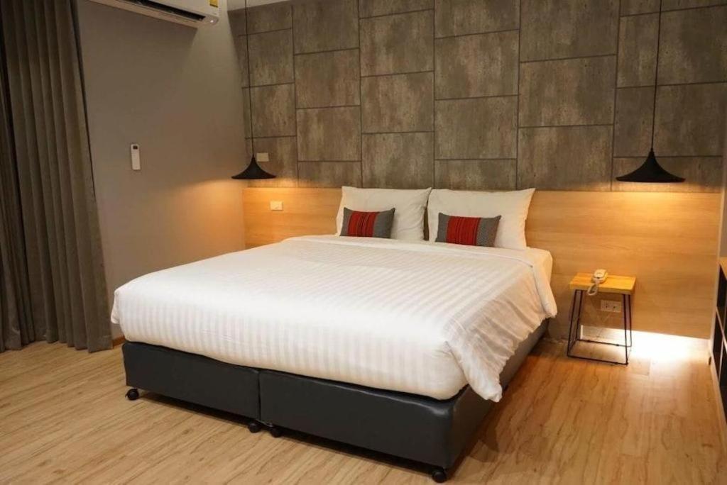 Sans Hotel Ratchaburi Екстериор снимка